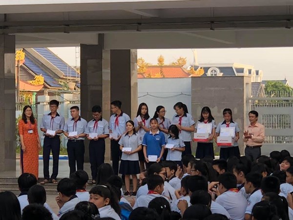 Phát thưởng học sinh giỏi vào đội tuyển học sinh giỏi cấp quận năm học 2018-2019